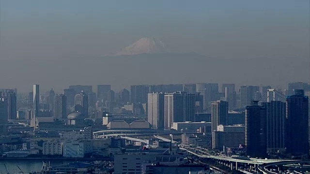 东京天际线之外的富士山，空中的积雪视频素材