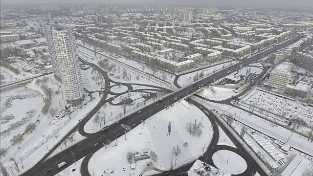 街道交通和建筑物被雪覆盖的鸟瞰图视频素材