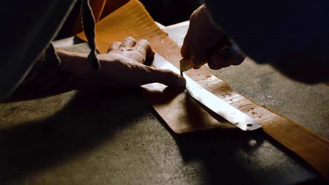 二三十年代的工匠的手正在他的作坊里测量尺子大师的皮肤视频素材