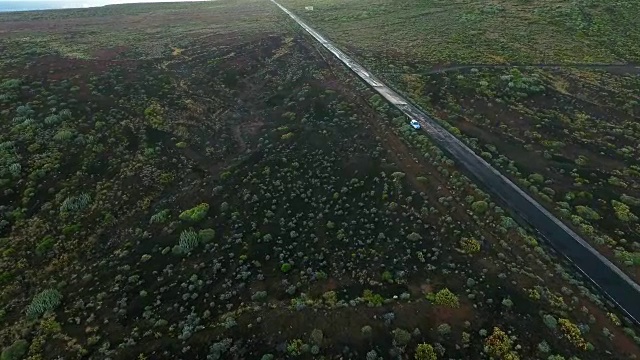 航拍孤独的直路。道路与美丽的自然视频素材