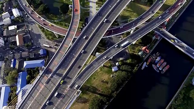 鸟瞰图曼谷繁忙的高速公路在下午拍摄视频素材