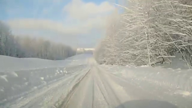 在下雪的乡村道路上驾驶POV。冬季雪山公路驾驶。森林视频素材