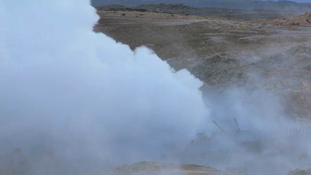 冰岛Gunnuhver地热区大型温泉的喷口特写视频素材