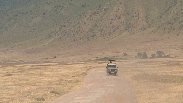 近距离观察:狩猎吉普车在恩戈罗戈罗火山口的游客视频素材