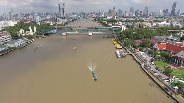 内河游船在市内设有内河大桥视频素材