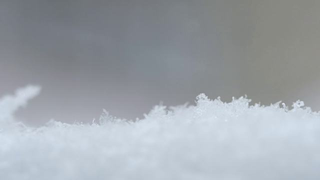 慢镜头:雪花慢慢地落在雪地上视频素材