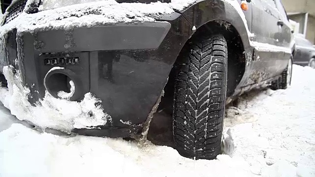 汽车陷在雪里视频素材