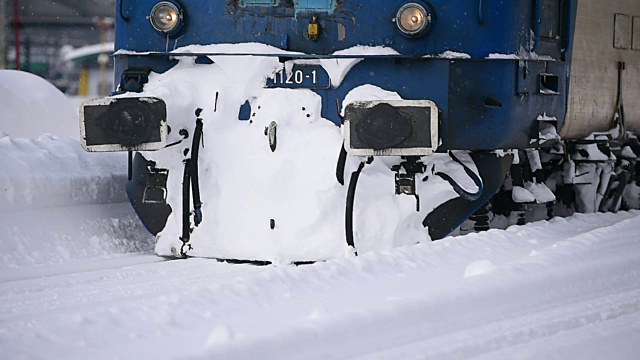 雪后火车站里的火车视频素材