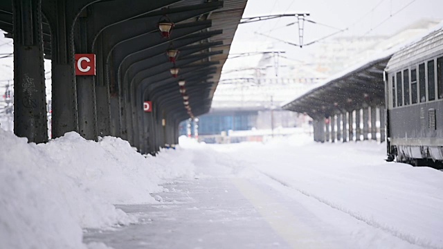 雪后火车站里的火车视频素材