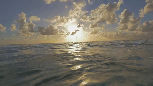 海浪和日落在多云的天空视频素材