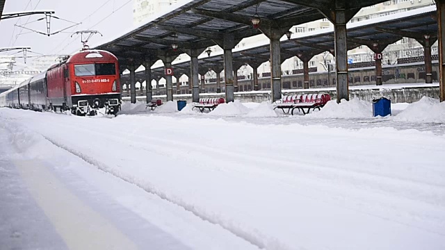 雪后火车站里的火车视频素材