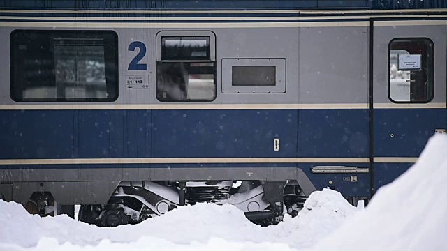 雪后火车站里的火车视频素材