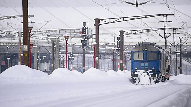 雪后火车站里的火车视频素材