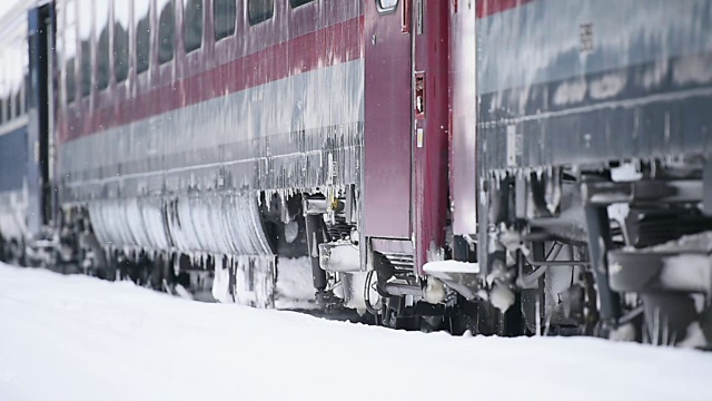 雪后火车站里的火车视频素材