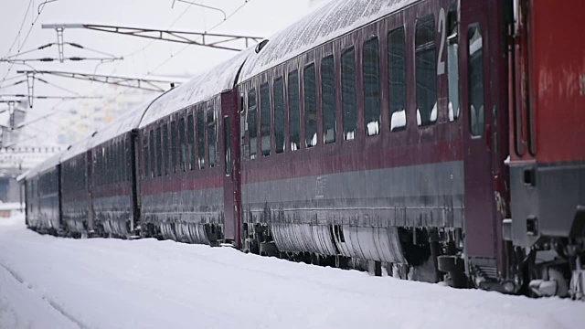 雪后火车站里的火车视频素材