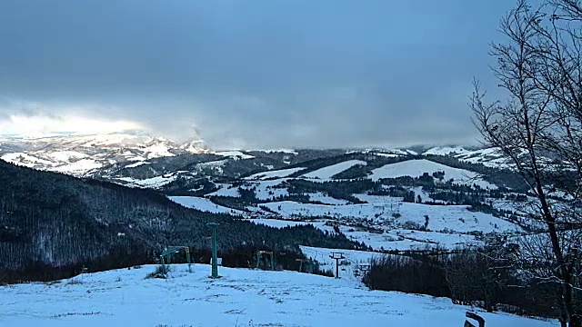 山上的滑雪缆车时光流逝视频素材