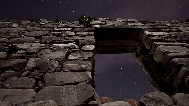 星星的时间和夜空与废弃的建筑视频素材