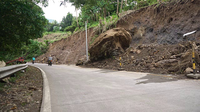 菲律宾卡米圭因岛山路上发生滑坡视频素材