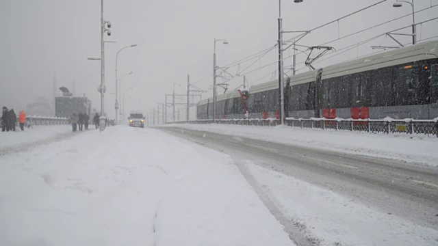 加拉塔桥上的暴风雪视频素材