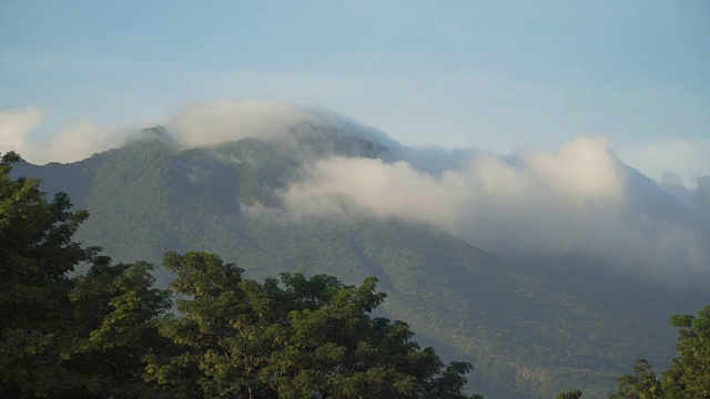 山川和天空的景观。Camiguin岛视频素材