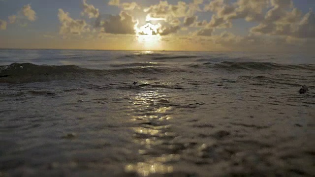 日落时海浪拍岸视频素材