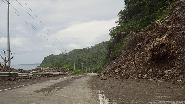 菲律宾卡米圭因岛山路上发生滑坡视频素材