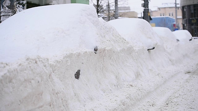 被雪覆盖的汽车视频素材