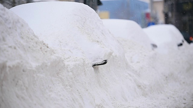 被雪覆盖的汽车视频素材