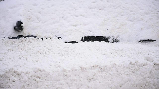 全雪覆盖的汽车视频素材