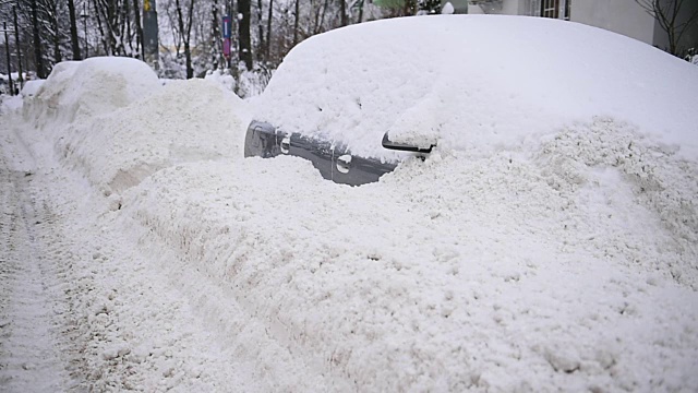 被雪覆盖的汽车视频素材