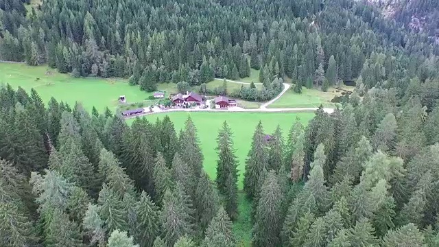 古老的高山小屋，鸟瞰图视频下载