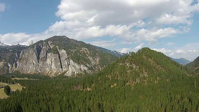 空中美丽的高山景观视频下载