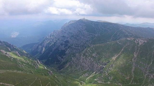 布塞吉山，从空中飞行的第一层云层视频素材