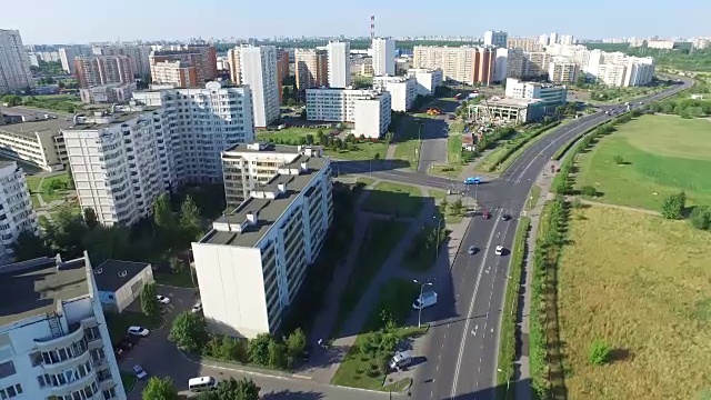 莫斯科的空中建筑、街道、道路和公寓视频素材