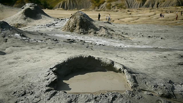 泥火山在夏季沸腾视频素材