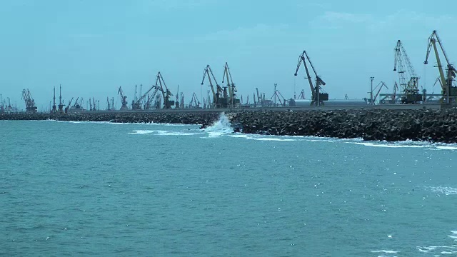 罗马尼亚康斯坦察集装箱港，有船只和起重机视频素材