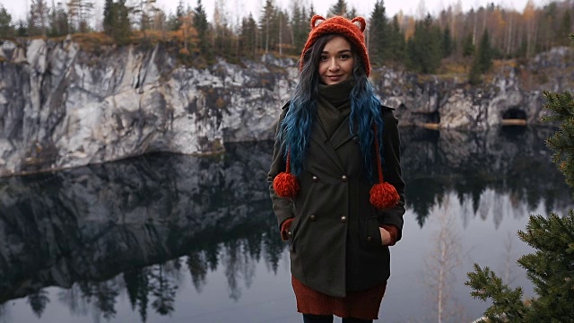 漂亮漂亮的女孩从山顶欣赏美丽的湖景和卡累利阿的好天气。周围的岩石视频下载