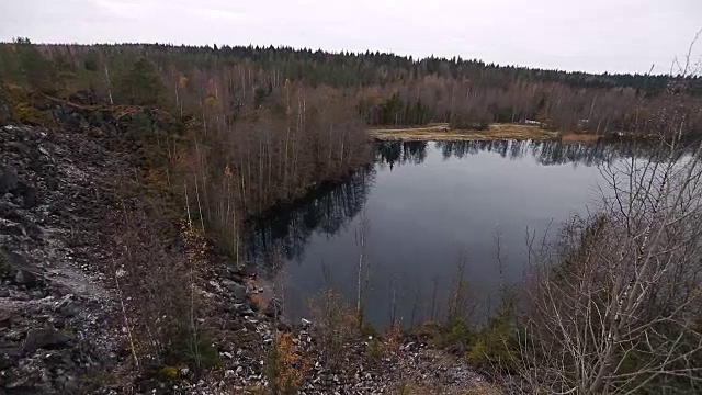 美丽的湖与翡翠山，被悬崖包围。没有人在这里。森林水中倒影视频素材