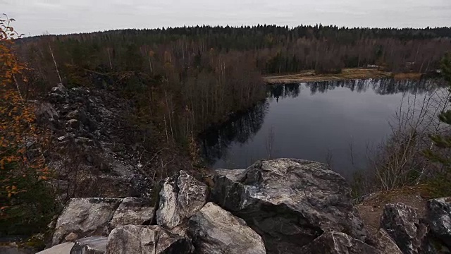 美丽的湖与翡翠山，被悬崖包围。没有人在这里。森林水中倒影视频素材