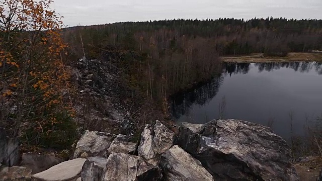 美丽的湖与翡翠山，被悬崖包围。没有人在这里。森林水中倒影视频素材