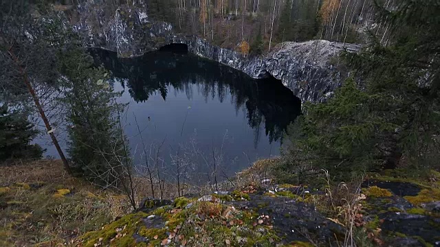 美丽的湖与翡翠山，被悬崖包围。没有人在这里。森林水中倒影视频素材