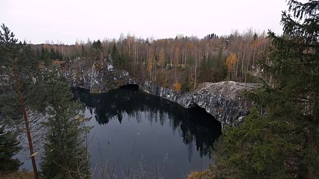 美丽的湖与翡翠山，被悬崖包围。没有人在这里。森林水中倒影视频下载