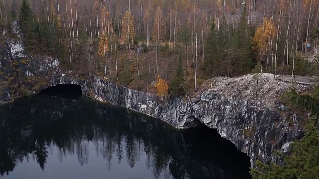 美丽的湖与翡翠山，被悬崖包围。没有人在这里。森林水中倒影视频素材