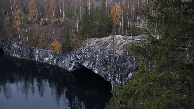 美丽的湖与翡翠山，被悬崖包围。没有人在这里。森林水中倒影视频素材