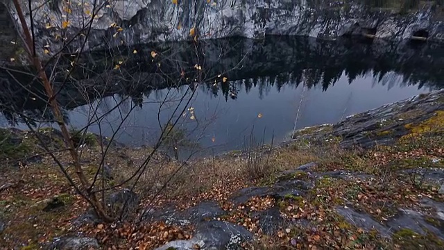 美丽的湖与翡翠山，被悬崖包围。没有人在这里。森林水中倒影视频素材