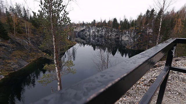 美丽的湖与翡翠山，被悬崖包围。没有人在这里。森林水中倒影视频素材