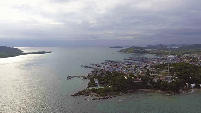 海港鸟瞰图与吉迪沿海岸。视频素材