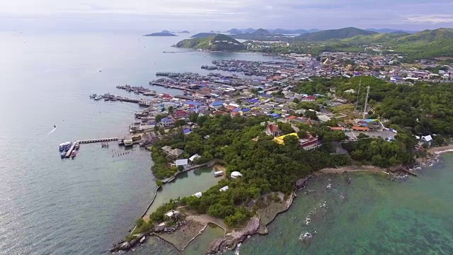 海港鸟瞰图与Jitty沿海岸与无人机。多莉。视频素材