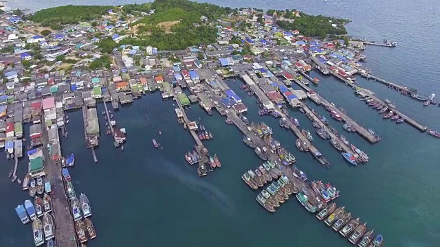 鸟瞰图与Jitty沿海岸渔村与无人机。轻浮的人。视频素材