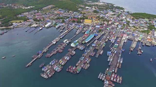 鸟瞰图与Jitty沿海岸渔村与无人机。轻浮的人。视频素材